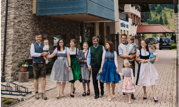Familie Reiter vorm Neubergerhof